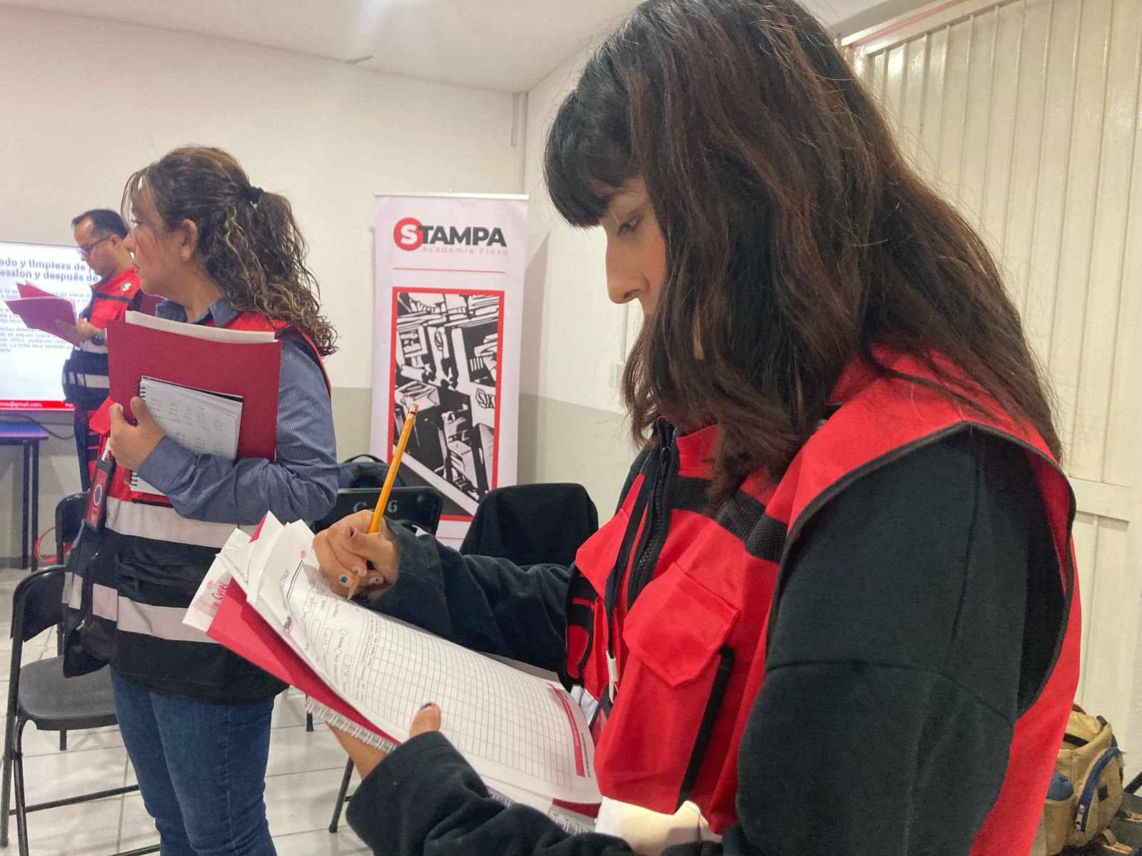 Taller con Participantes Tomando Notas